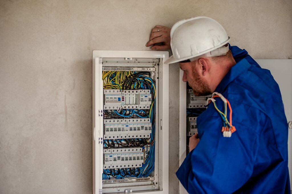 electrician 2755683 1280 1024x682